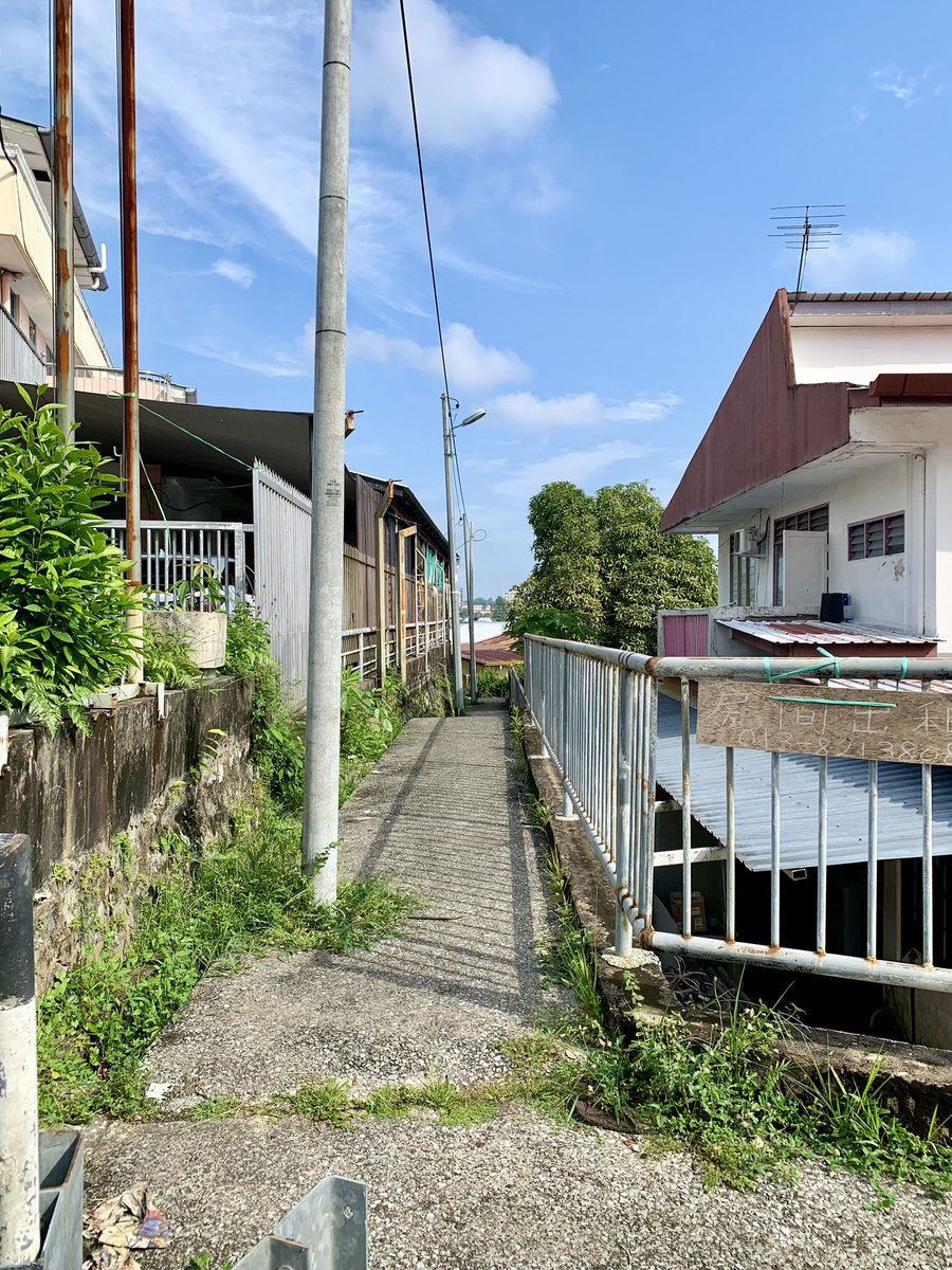 davsunArt's tweet photo. During 80s’, way to secondary school. I walked this path almost every weekday to my school. #CEOArtist #ArtCreation #LifeJourneyArt #MiriArtShow #SoloArtShow #abstractexpressionism https://t.co/wBEVMtXc9j