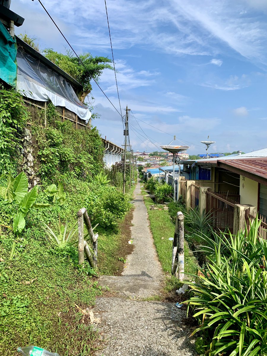 davsunArt's tweet photo. During 80s’, way to secondary school. I walked this path almost every weekday to my school. #CEOArtist #ArtCreation #LifeJourneyArt #MiriArtShow #SoloArtShow #abstractexpressionism https://t.co/wBEVMtXc9j
