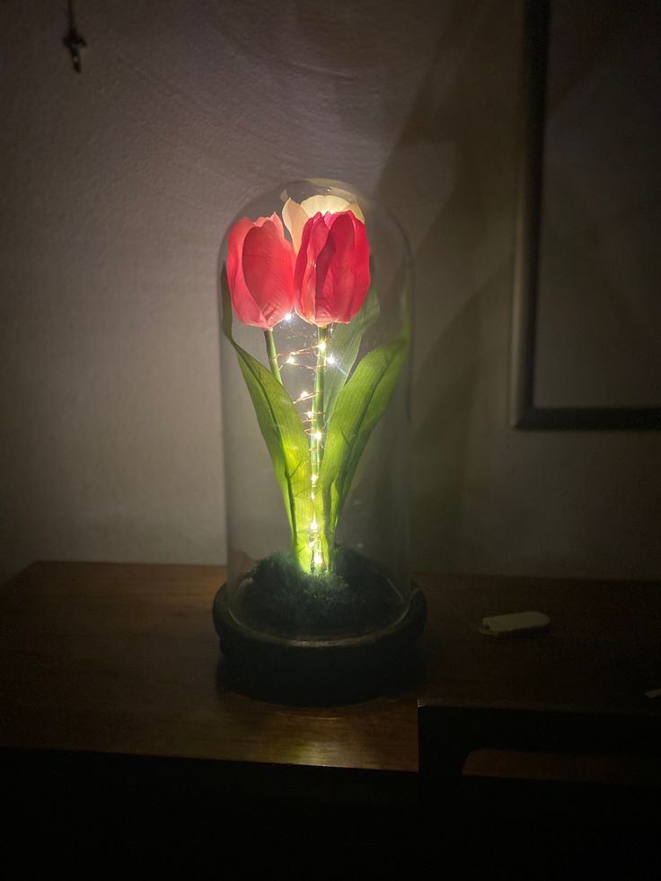 Exulansista's tweet photo. Tulips lamp, 🌷. https://t.co/PrPauMxzFd