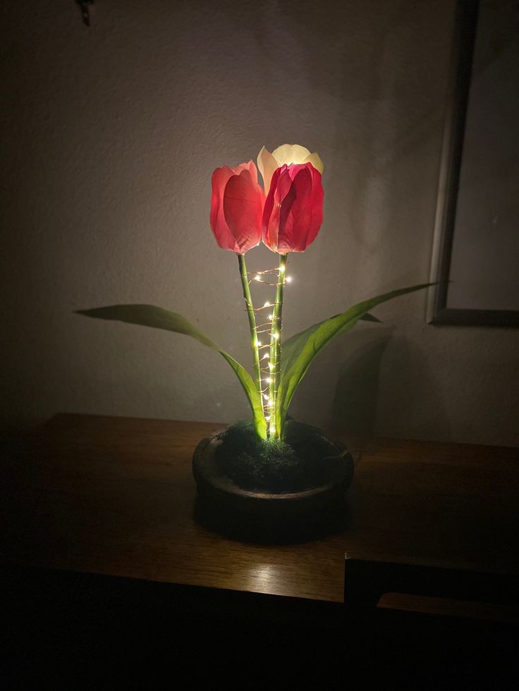 Exulansista's tweet photo. Tulips lamp, 🌷. https://t.co/PrPauMxzFd
