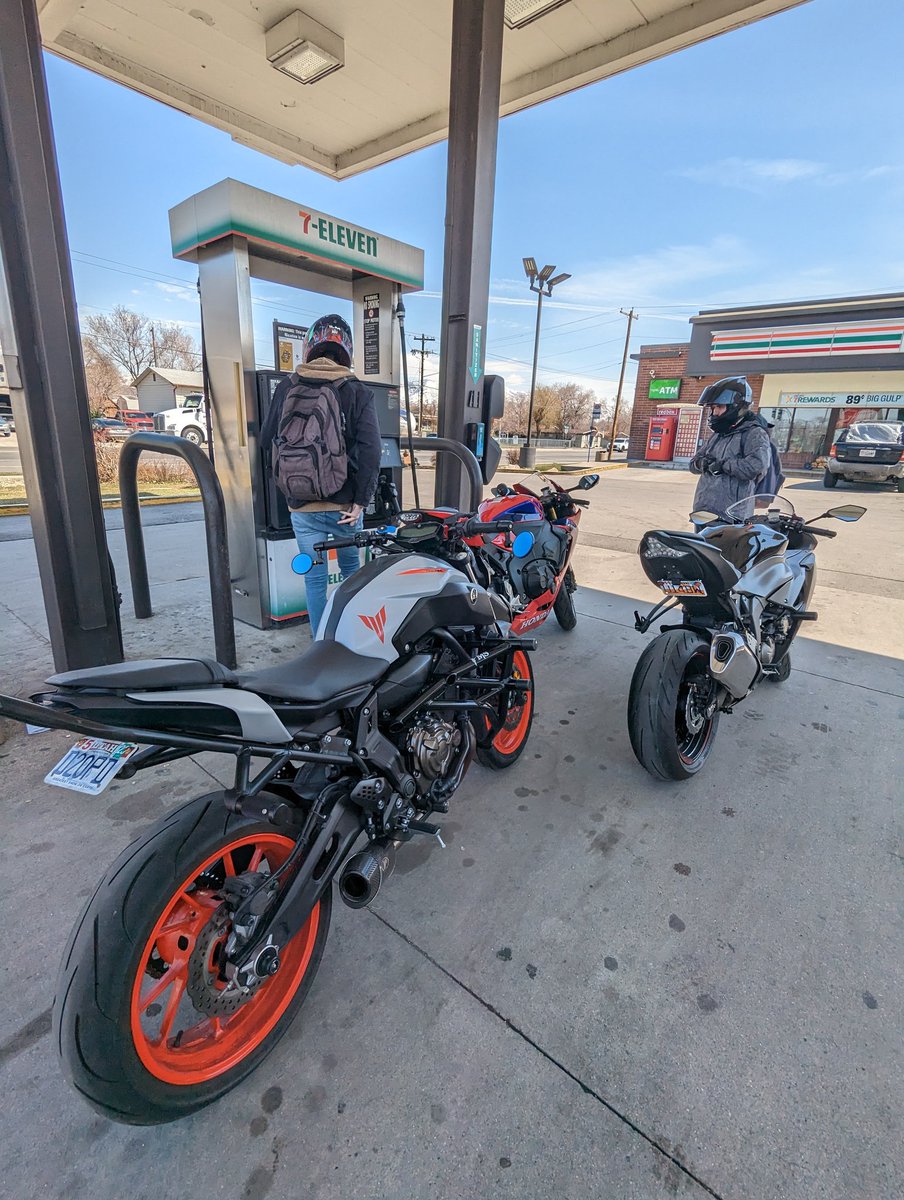 ianmvw's tweet photo. why do motorcycles have to be so dang fun. https://t.co/xtNrD1gzKA