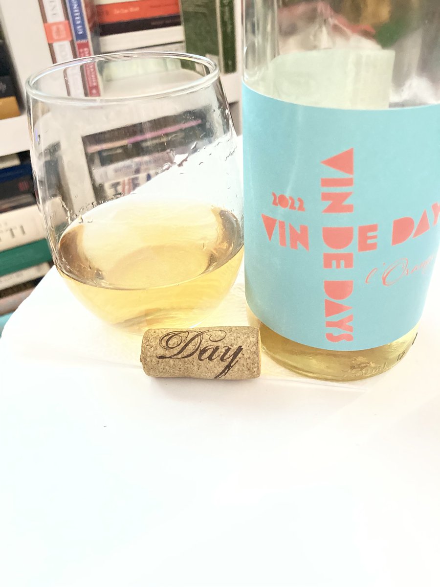 DoliverosDaniel's tweet photo. It doesn’t matter if you like orangewine or not,they are here to stay,& any serious Enoteca,must have a good selection,to attract the new generation of enophiles,a good example,is #VinDeDays 22 from Oregon,made w/a field blend of Alsatian/German popular grapes,bittersweet & yummy https://t.co/SRryVTLYDy