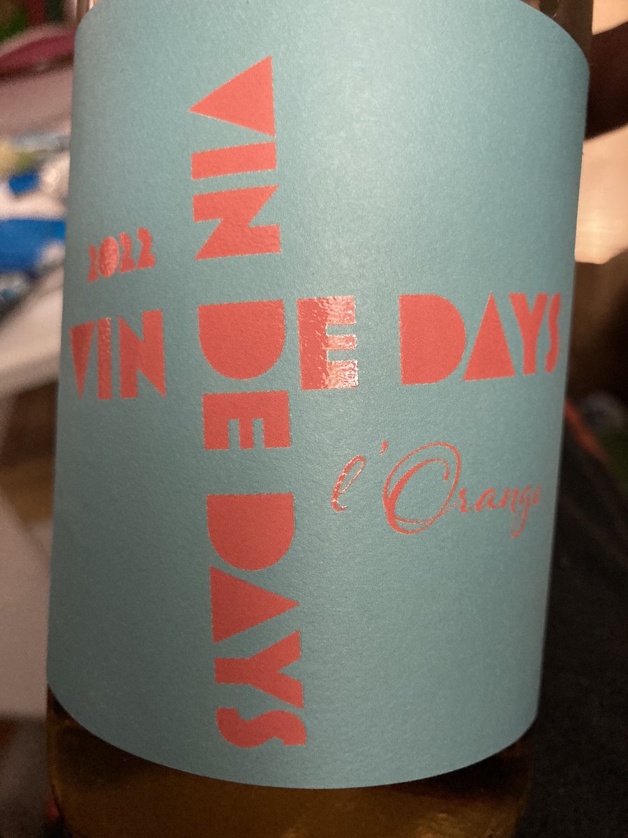 DoliverosDaniel's tweet photo. It doesn’t matter if you like orangewine or not,they are here to stay,& any serious Enoteca,must have a good selection,to attract the new generation of enophiles,a good example,is #VinDeDays 22 from Oregon,made w/a field blend of Alsatian/German popular grapes,bittersweet & yummy https://t.co/SRryVTLYDy