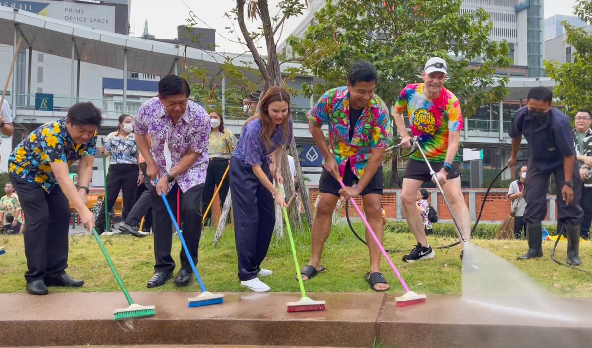 USAmbThailand's tweet photo. Great time with Gov. @chadchart_trip & many Thai friends today visiting & cleaning the new Pathumwananurak Park right by @centralwOrld! Got in a run & a big water fight too!  Fun & fabulous way to start #Songkran! Happy New Year with peace, prosperity & health to all. - BG #190ThaiUS