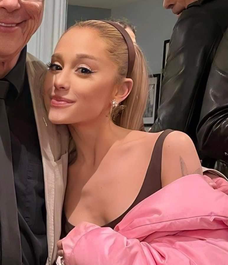 prow_II's tweet photo. Was Ariana also on OF bc this is all too familiar 😭 https://t.co/ljBzeL4f1U