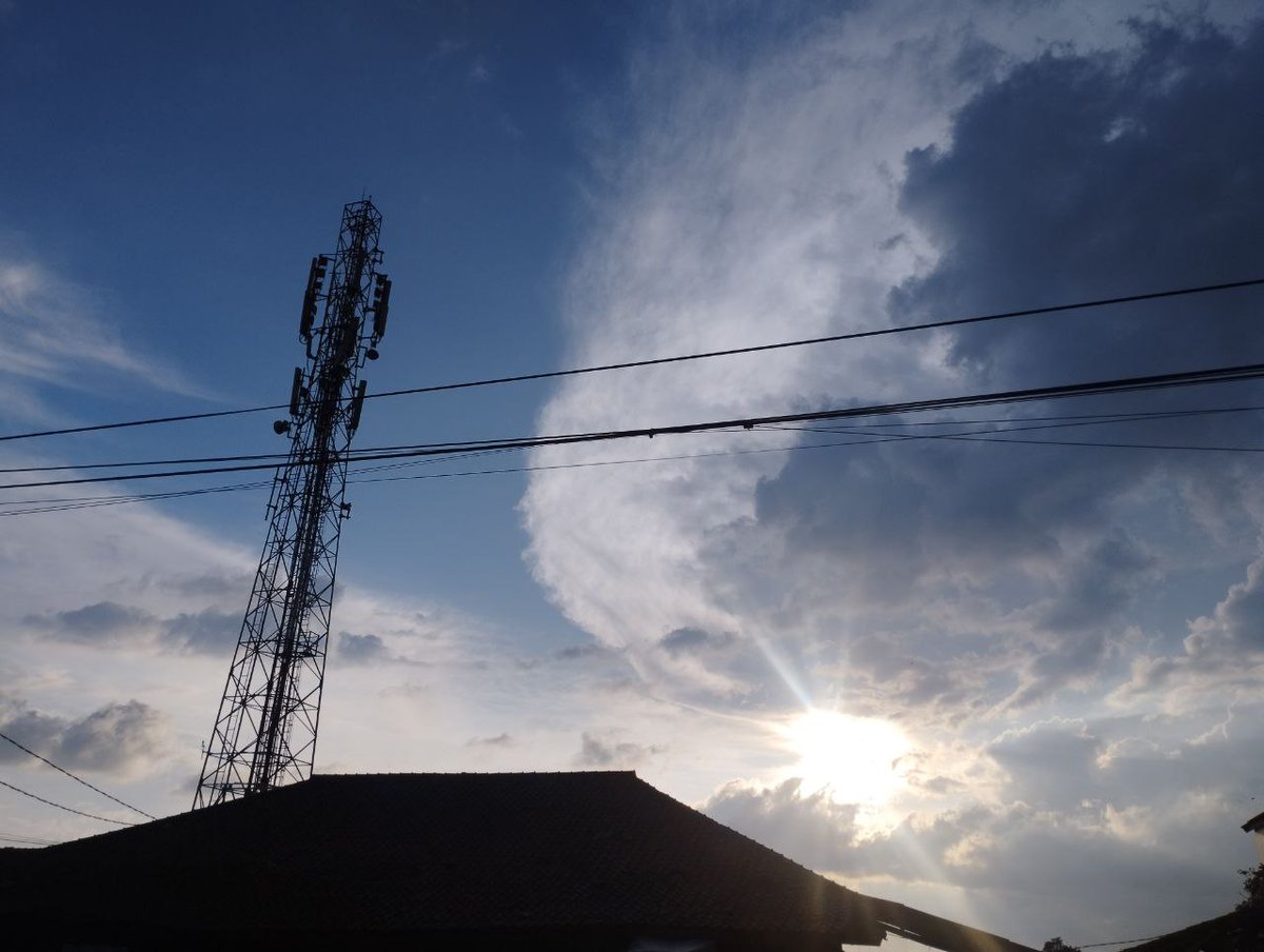 manissajaa's tweet photo. Sama sama suka foto langit. Yg kiri punya aku yang kanan punya @hiakuer 🥰 https://t.co/Bm3qg8WoV4