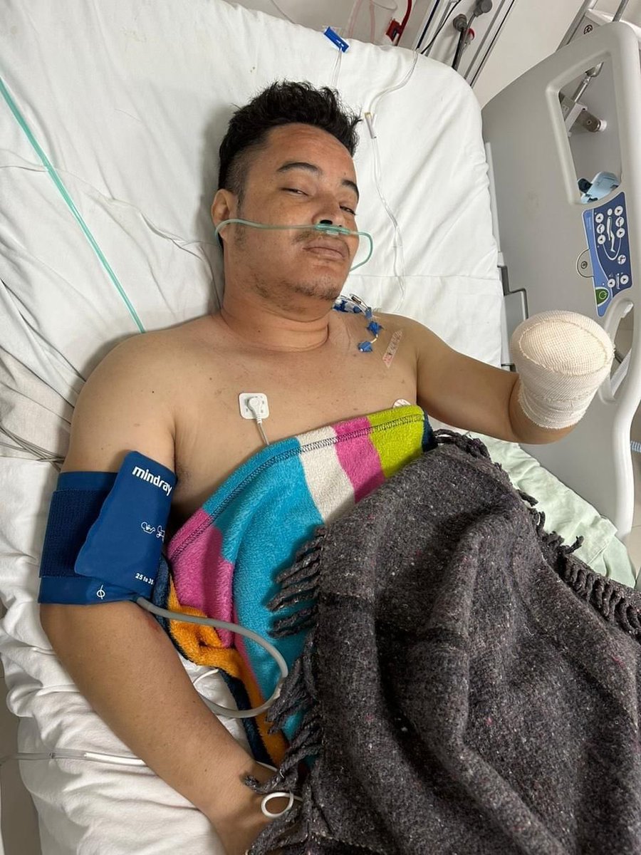 VigiaCiudadano7's tweet photo. Que cabrona situación, pleito entre vecinos y uno fue detenido por la @PoliciadeCancun, posteriormente liberado por la @FGEQuintanaRoo para regresar y mutilarle la mano a quien lo había denunciado.
@MaraLezama @anapatyp @GobQuintanaRoo @FGRMexico https://t.co/V9uGxlpOaH