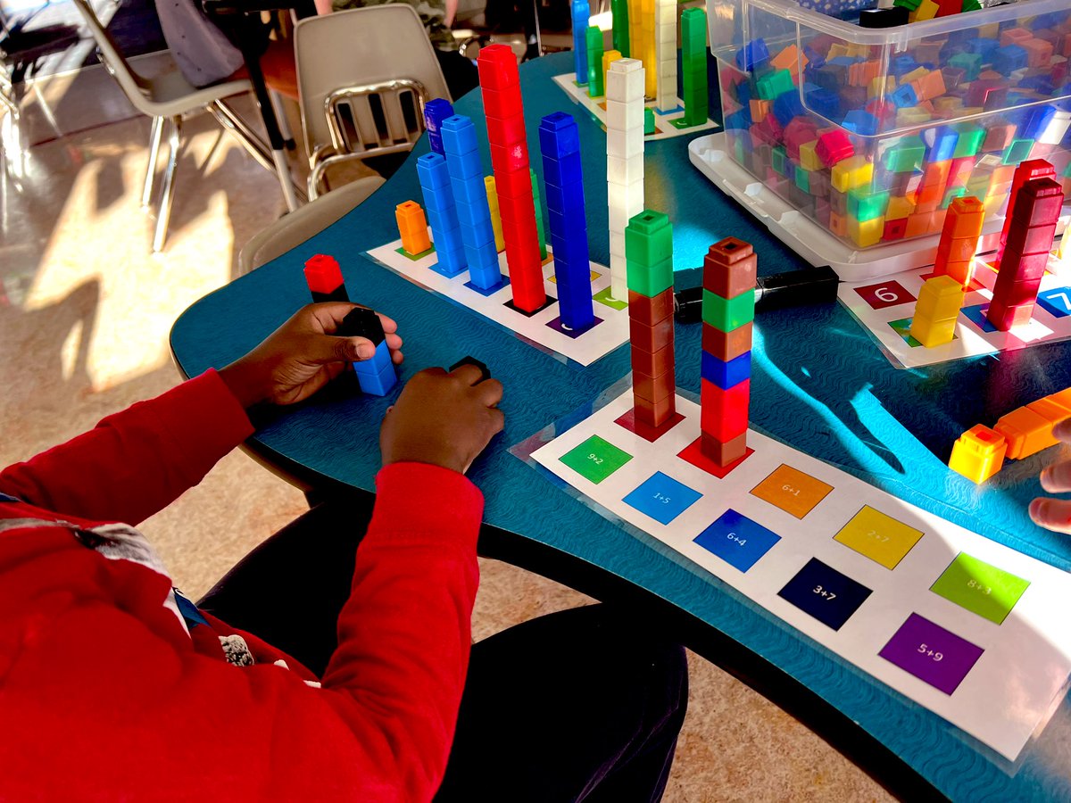 glendale_kas's tweet image. Centres focused on measurement and comparison of one structure to another.  Students used addition to create specific towers and then practiced describing the similarities and differences using math language like bigger, less, equals, more than, etc. #Mathematics #comparisons
