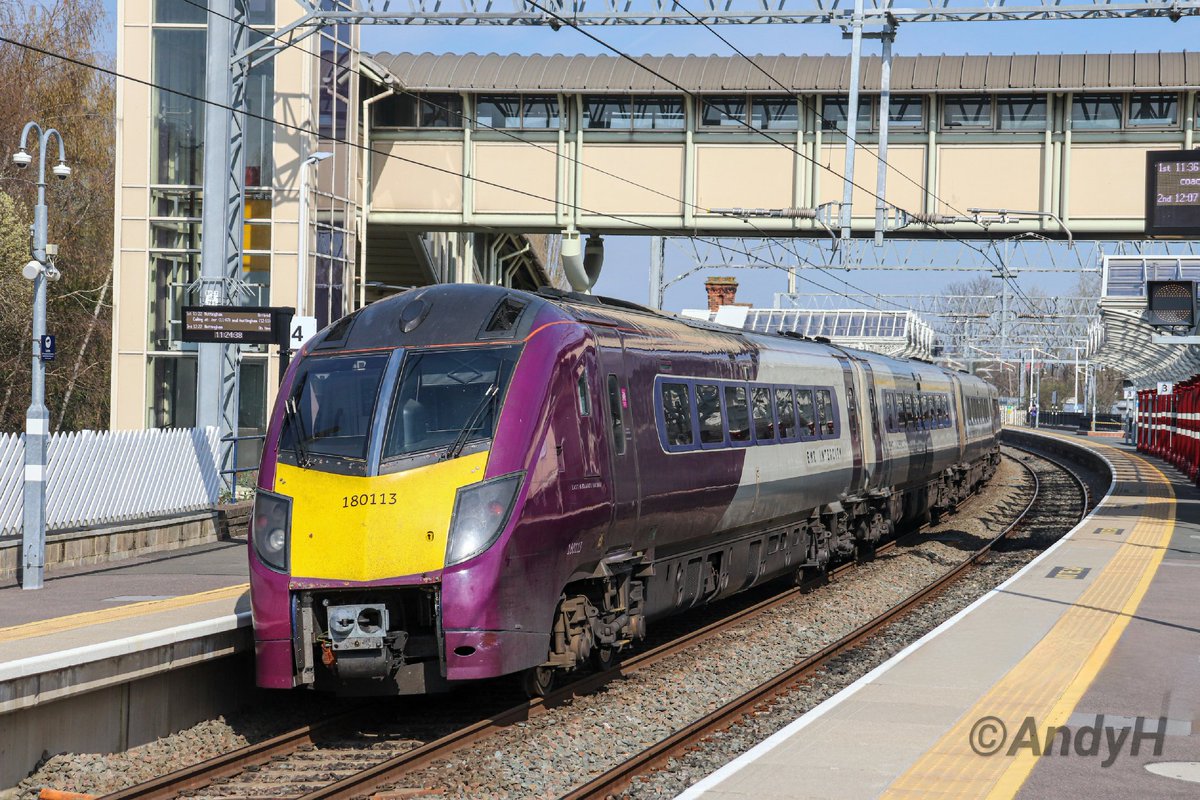 holtona72's tweet photo. #OneEightyWednesday 🎯 continuing the countdown to the May timetable change, #EMR 180113 waits at Kettering on Easter Saturday whilst working 1D28 10.35 St.Pancras-Nottingham. #MML #Class180 8/4/23 https://t.co/Hch43eQfuO