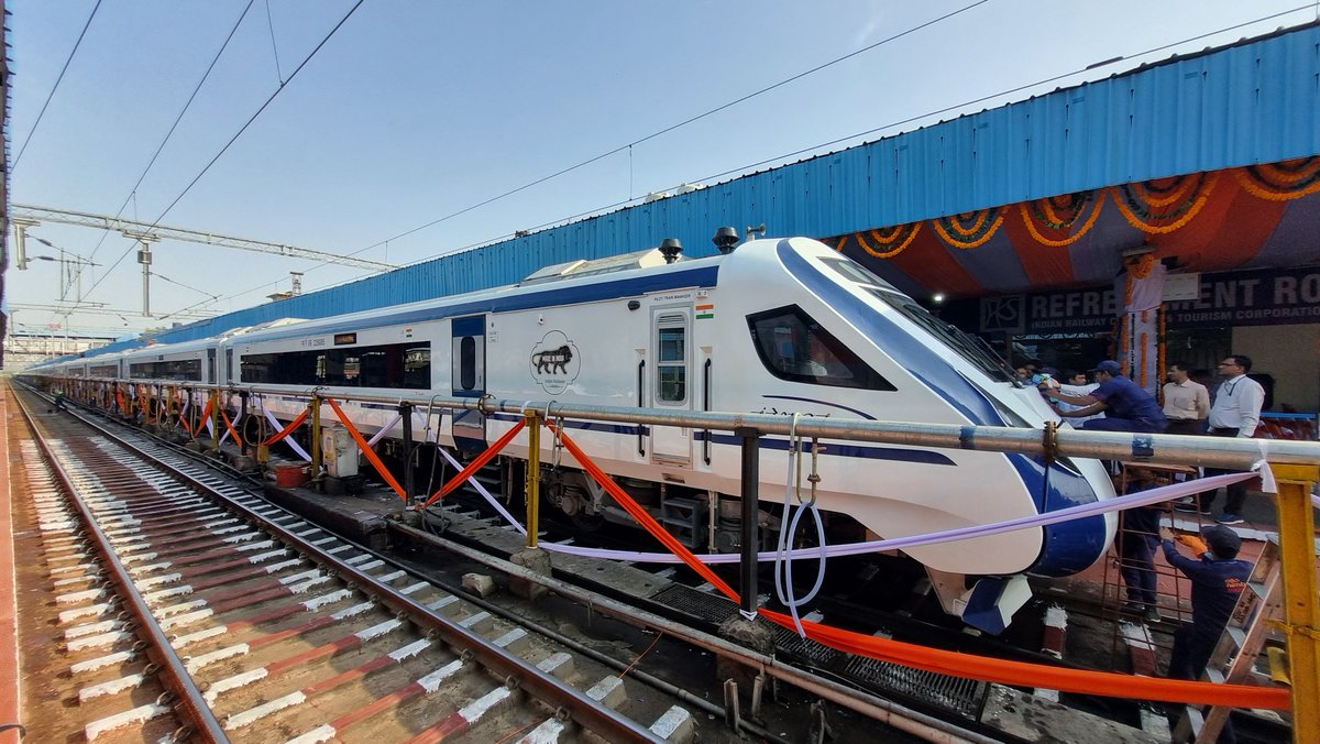 Thank you Indian Railways for building  #VandeBharat Express entirely with indigenous technology. We are proud of the innovation and progress being made in our country. <a href="/NWRailways/">North Western Railway</a> <a href="/RailMinIndia/">Ministry of Railways</a> <a href="/AshwiniVaishnaw/">Ashwini Vaishnaw</a> <a href="/PMOIndia/">PMO India</a> <a href="/DRMJaipur/">DRMjaipur</a>