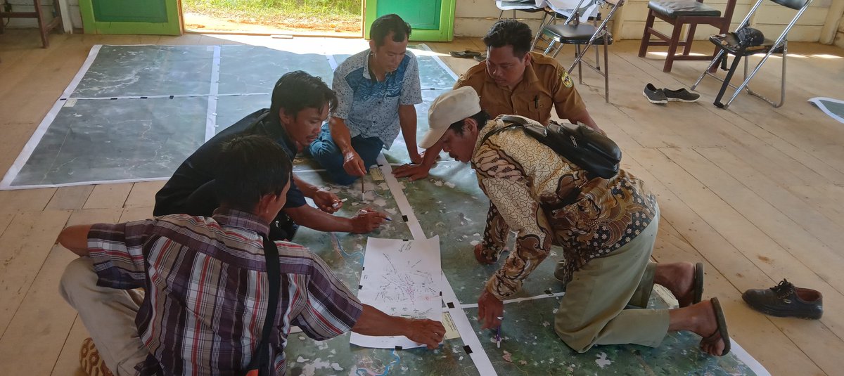 Mairaji7's tweet photo. Deliniasi Peta Wilayah Adat dan Usulan Hutan Adat Damang Batu yg dihadiri oleh pak Camat n  Damang Batu, 2 desa dan 1 kelurahan (Tbg Posu, Tbg Maraya dan Tbg Marikoi) kec. Damang Batu Kabupaten Gunung Mas Kalteng @RumahAMAN , @petakampung, @BRWAdat  dan @JambiNoor https://t.co/AMJAKSIoZg