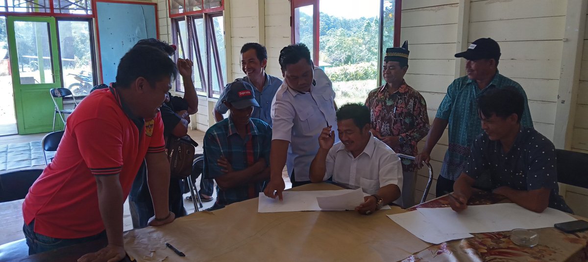 Mairaji7's tweet photo. Deliniasi Peta Wilayah Adat dan Usulan Hutan Adat Damang Batu yg dihadiri oleh pak Camat n  Damang Batu, 2 desa dan 1 kelurahan (Tbg Posu, Tbg Maraya dan Tbg Marikoi) kec. Damang Batu Kabupaten Gunung Mas Kalteng @RumahAMAN , @petakampung, @BRWAdat  dan @JambiNoor https://t.co/AMJAKSIoZg