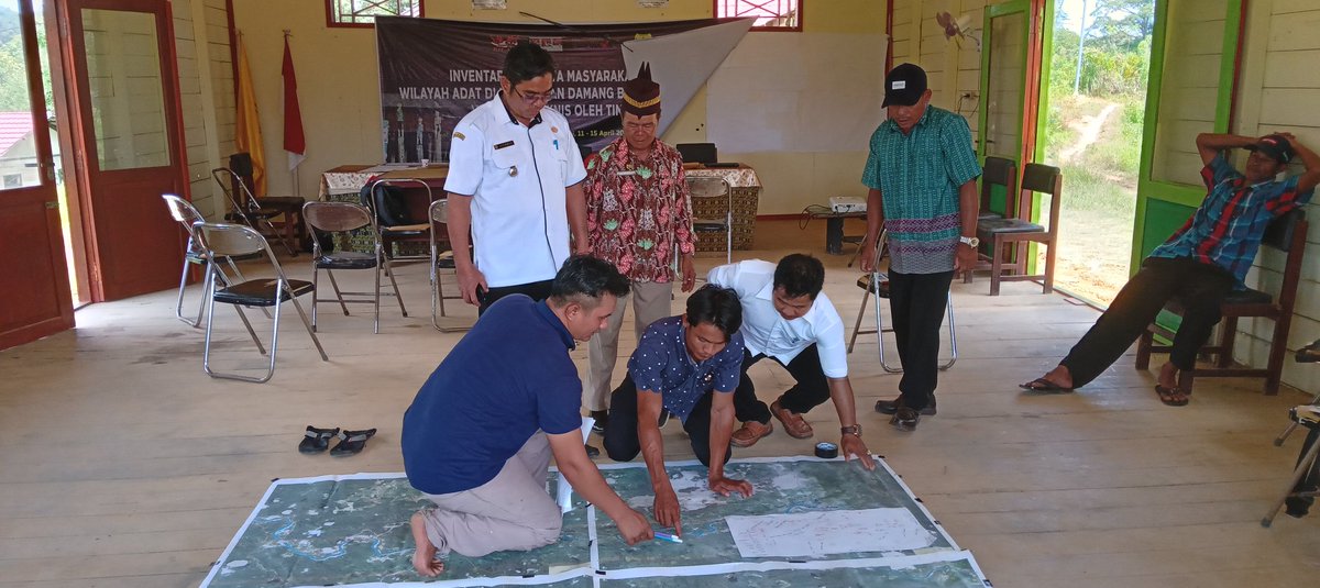 Mairaji7's tweet photo. Deliniasi Peta Wilayah Adat dan Usulan Hutan Adat Damang Batu yg dihadiri oleh pak Camat n  Damang Batu, 2 desa dan 1 kelurahan (Tbg Posu, Tbg Maraya dan Tbg Marikoi) kec. Damang Batu Kabupaten Gunung Mas Kalteng @RumahAMAN , @petakampung, @BRWAdat  dan @JambiNoor https://t.co/AMJAKSIoZg