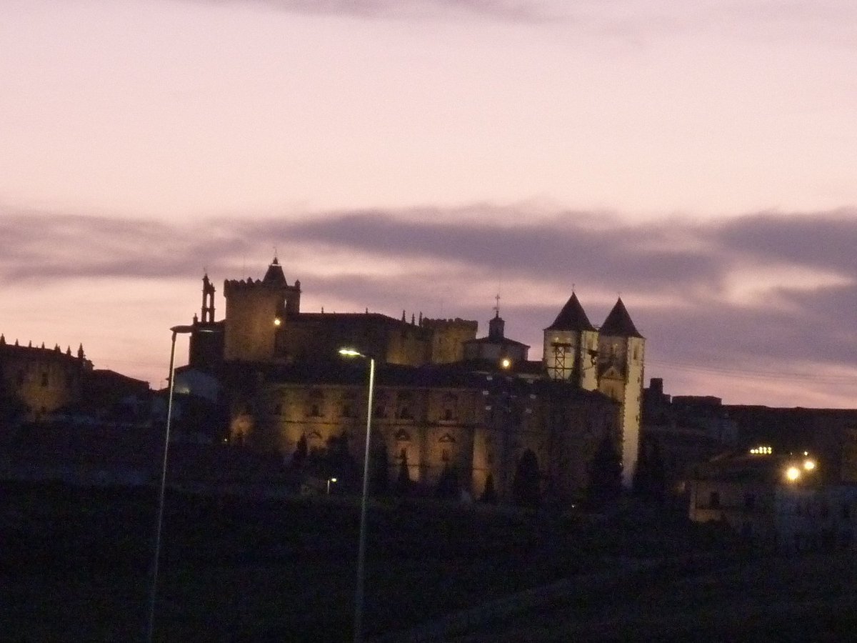 IgFC86's tweet photo. 😊❤️🌄🎥Feliz miércoles a tod@s😊❤️🌄🎥#visualeffectssociety #visualeffects #lovevideo #InternetMarketing #photography #mountain #nature #naturephotos #senderismo #castle #medievalcity #chatedral #HappyWednesday #Felizmiercolesatodos https://t.co/lLQUfTR8fK