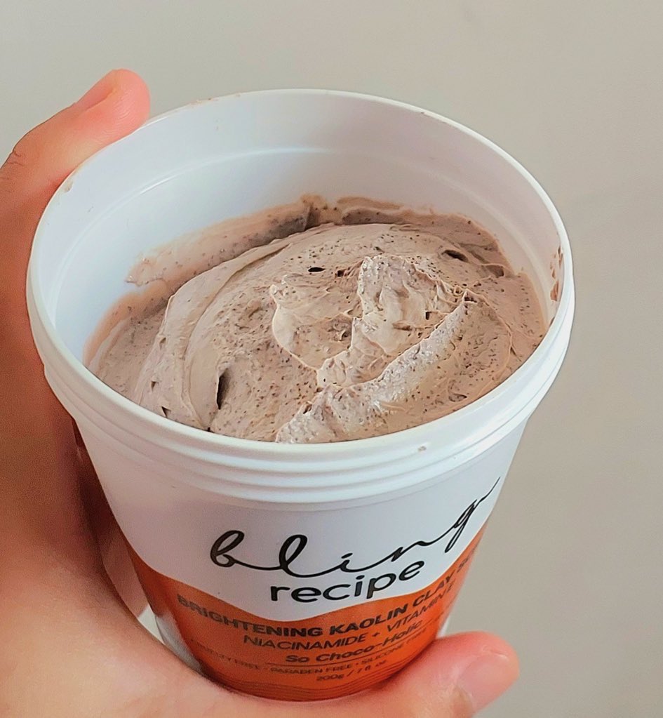 syazakifl's tweet photo. Sekarang i suka scrub ikut occasion, kalau i ada date night i akan pilih Berry, dia bagi vibes sweet & sexy gituu 😋 If i macam nak release stress after tiring day, i akan pilih Vanilla! Tenang je rasa nak tidur. Untuk raya ni, i akan definitely pilih Choco, biar i salam tu orang ingat i Almond London, dah lah muluss 🤪