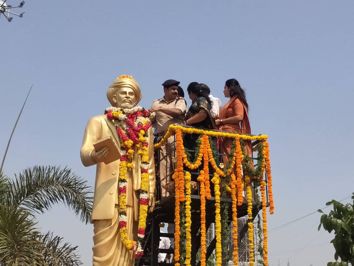 BvkSuda's tweet photo. శ్రీ మహాత్మ జ్యోతిరావు పూలే గారి 197 వ జయంతి సందర్భంగా మంగళవారం ఖమ్మం నగరంలోని శ్రీ శ్రీ సర్కిల్ నందు శ్రీ మహాత్మ జ్యోతిరావు పూలే గారి విగ్రహానికి పూలమాలలు వేసి నివాళులర్పించిన @Collector_KMM @KhammamCp @BvkSuda https://t.co/Ph14d7SaTf