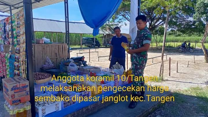 Babinsa Ds. Jekawal Sertu sugi Koramil 10/Tangen melaksanakan pengecekan harga sembakao dipasar janglot Kec. Tangen.