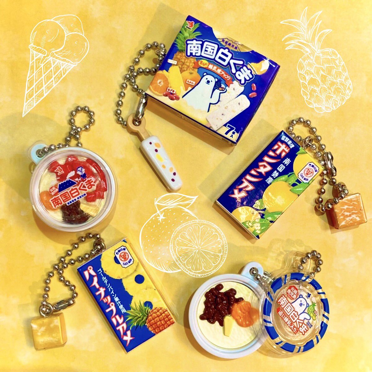 Cplarapia223's tweet photo. 🍊スタッフおすすめ🍍

誰もが見たことのある
#ボンタンアメ
#南国白くま
などがミニチュアチャームで登場❣️

南国白くまは蓋も開く仕様です🐻‍❄️
中身も細かく再現されております…！

#バンダイ
#セイカ食品
#シープラ
#ラピア https://t.co/CSHmHgAtDS