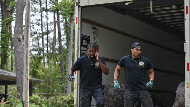 KC1400mg's tweet photo. We had a great conversation with former Jackson State Football players, Justin Ragin & Alexander Shaw, owners of T and Movers. With trash services needed in the city of Jackson, they jumped into action! Tune in to watch this segment! Go Tigers! #THEEiLove
https://t.co/6ZO4T8xtHX https://t.co/RH7hwgRkVZ