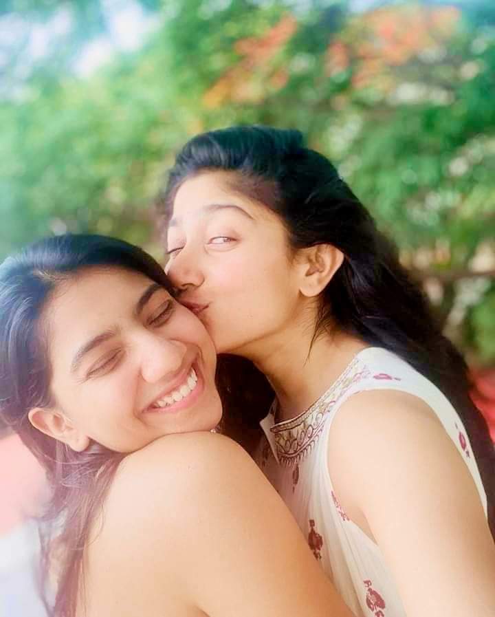 malarfan's tweet photo. Lovely sisters...
Keep Smiling cuties...
Gud Morning hv a gud day.

@Sai_Pallavi92
😍😍😍 https://t.co/Ro9TIw6MGG