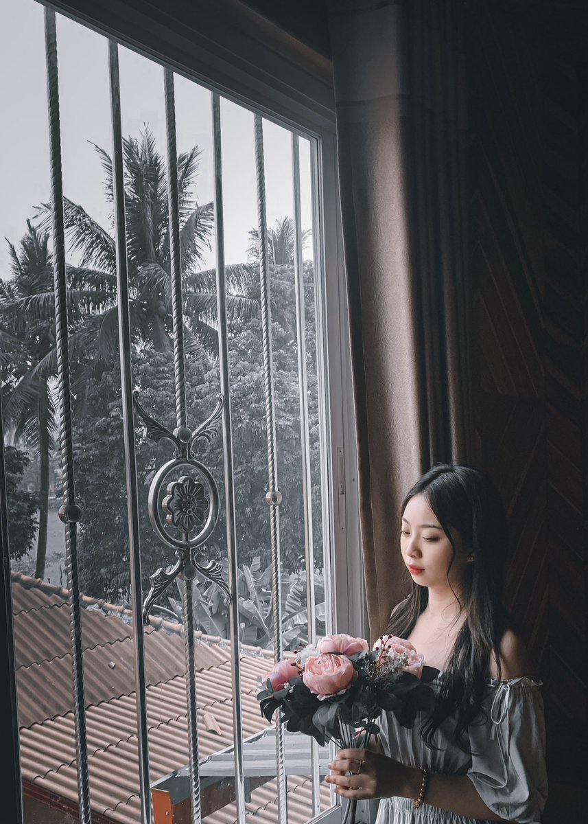 ผีในห้อง​บอก​ว่า.. มึง​ดู​ไร้ตัวตน​กว่ากูอีก