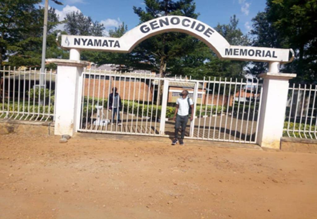 #BugeseraTuribuka kuwa 12/04/1994, abafite abana bari bahungiye ku kiliziya ya Nyamata bahawe imiceri yo guteka, mu gihe babaga bahishije, interahamwe zagenzuraga umunsi ku wundi uko impunzi zibayeho zikaza zikabibatesha. 
#Kwibuka29 
1/4