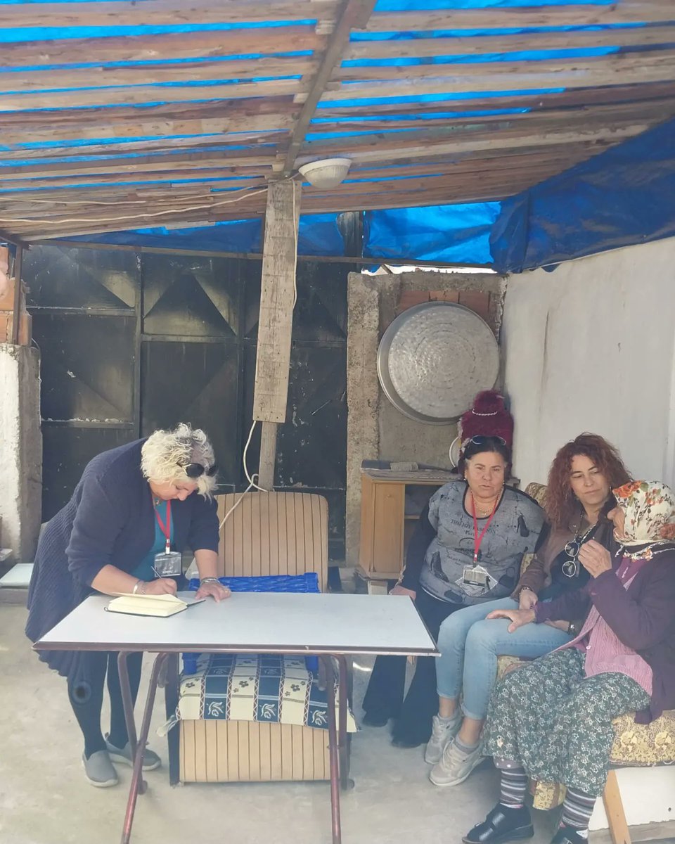 karyad35's tweet photo. Tek başına yasayan teyzemiz Erzak dağıtımı  yaparken  bizleri sokakta gördü beni unutmayın ne olur dedi bize geleni biz geri çevirmeyiz teyzemız eşini kaybetmi�� tek başına yasıyor ama tertemiz bir teyze bahçesi bile pırıl, pırıl bu yasta helal olsun dedirti bize @emineata2 https://t.co/wAeUaMMbso