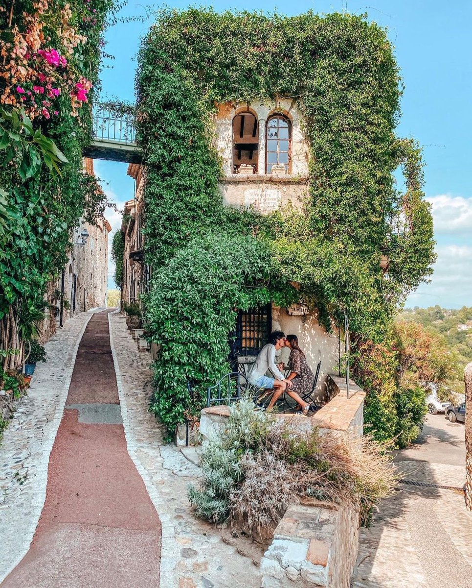 Poesiaitalia's tweet photo. In Costa Azzurra si può affittare la casa del poeta Jacques Prévert. 

Situata in un angolo pittoresco tra le stradine tortuose di Saint Paul de Vence si trova ancora oggi l'antica dimora di Jacques Prévert e non solo essa è visitabile dal pubblico, ma è addirittura possibile affittarla per un breve soggiorno nella maison del poeta più letto di Francia.
Jacques Prévert vi prese dimora a partire dal 1948, quando, svegliatosi miracolosamente da un coma di diverse settimane seguito a una tragica caduta da una finestra su Champs Elysées, decise di spendere la convalescenza in campagna con la moglie e la figlia. Il poeta approfittò della tranquillità del piccolo borgo, dove restò fino al 1951, per stendere la sceneggiatura de “Gli amanti di Verona” di André Cayatte - considerata tra le sue opere più importanti - e alcune poesie delle raccolte pubblicate.