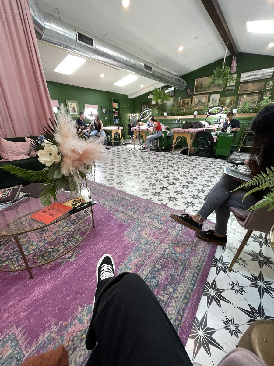 LilRaeCakes's tweet photo. Best aesthetic in a tattoo shop 👏🏻👏🏻👏🏻 https://t.co/zLtZNjBMOh