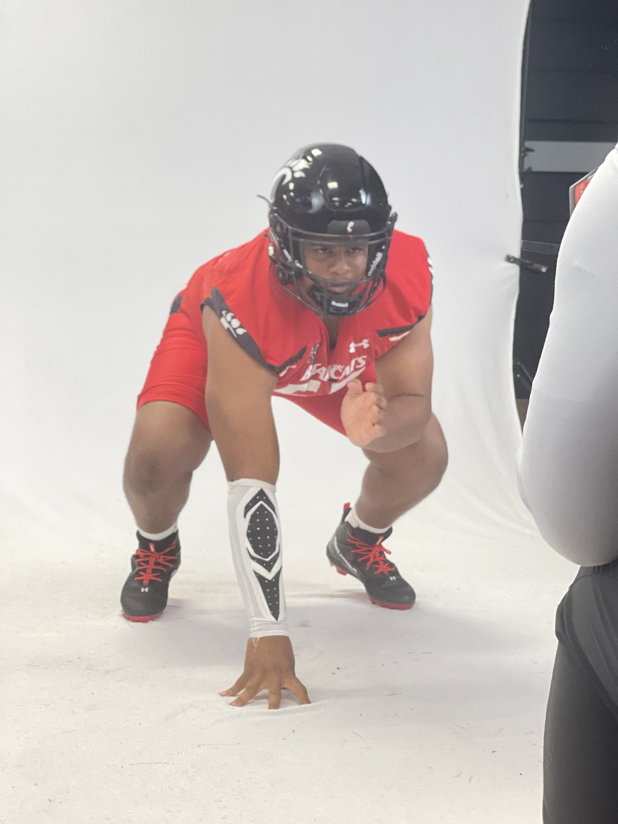 ewashington966's tweet photo. Had amazing visit at UC thanks @GoBearcatsFB @ColerainFtball  @DB_CoachCoombs @CoachGodfrey_27 @c_huber5 @UC_Recruiting @d_pleasant5x Go Bearcats!!!!! https://t.co/jrPyCuAjfu