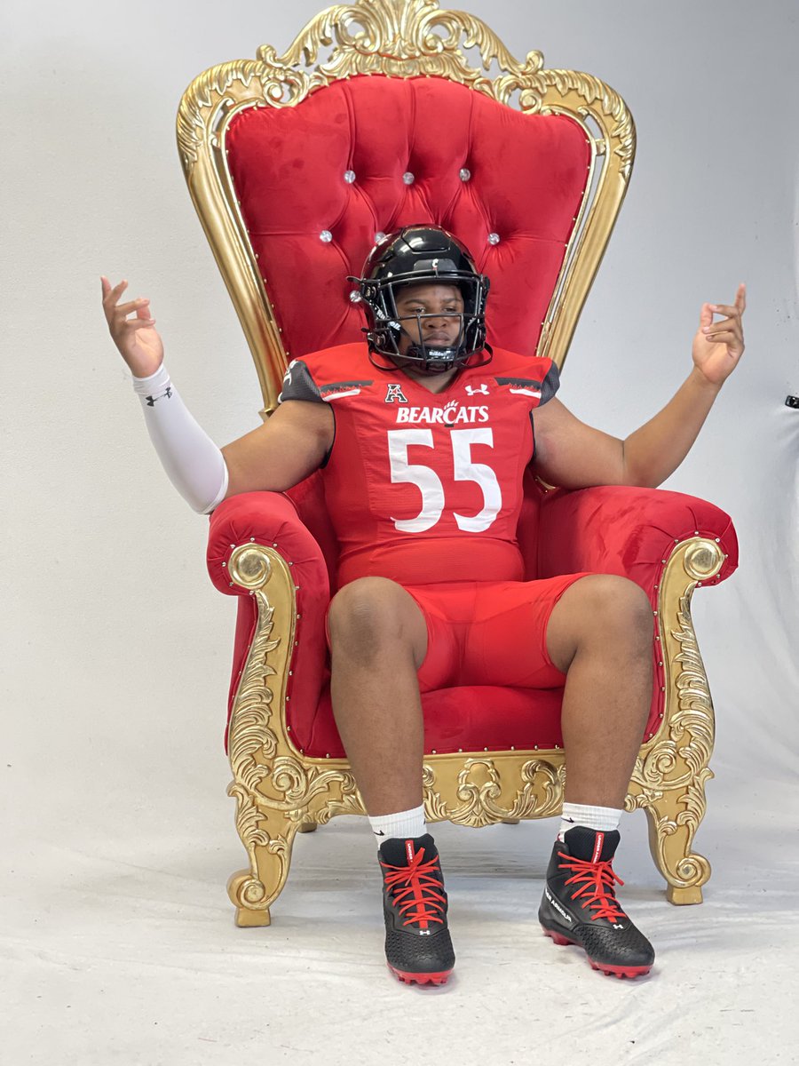 ewashington966's tweet photo. Had amazing visit at UC thanks @GoBearcatsFB @ColerainFtball  @DB_CoachCoombs @CoachGodfrey_27 @c_huber5 @UC_Recruiting @d_pleasant5x Go Bearcats!!!!! https://t.co/jrPyCuAjfu