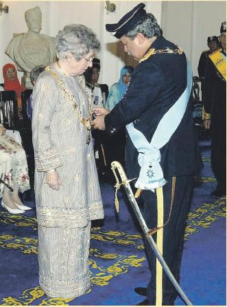 UNDI_GE15's tweet photo. Ahli Parlimen Maran Ismail Abd Muttalib menyoal rasional kerajaan untuk "mengiktiraf" rakyat yang dilahirkan selepas merdeka di Malaysia tanpa mengira "warna kulit". #PNBest

Ya, tell that to Johor Sultan , whose mother was born in the U.K. 

@partigerakan being quiet again? https://t.co/odRW2qZTxH