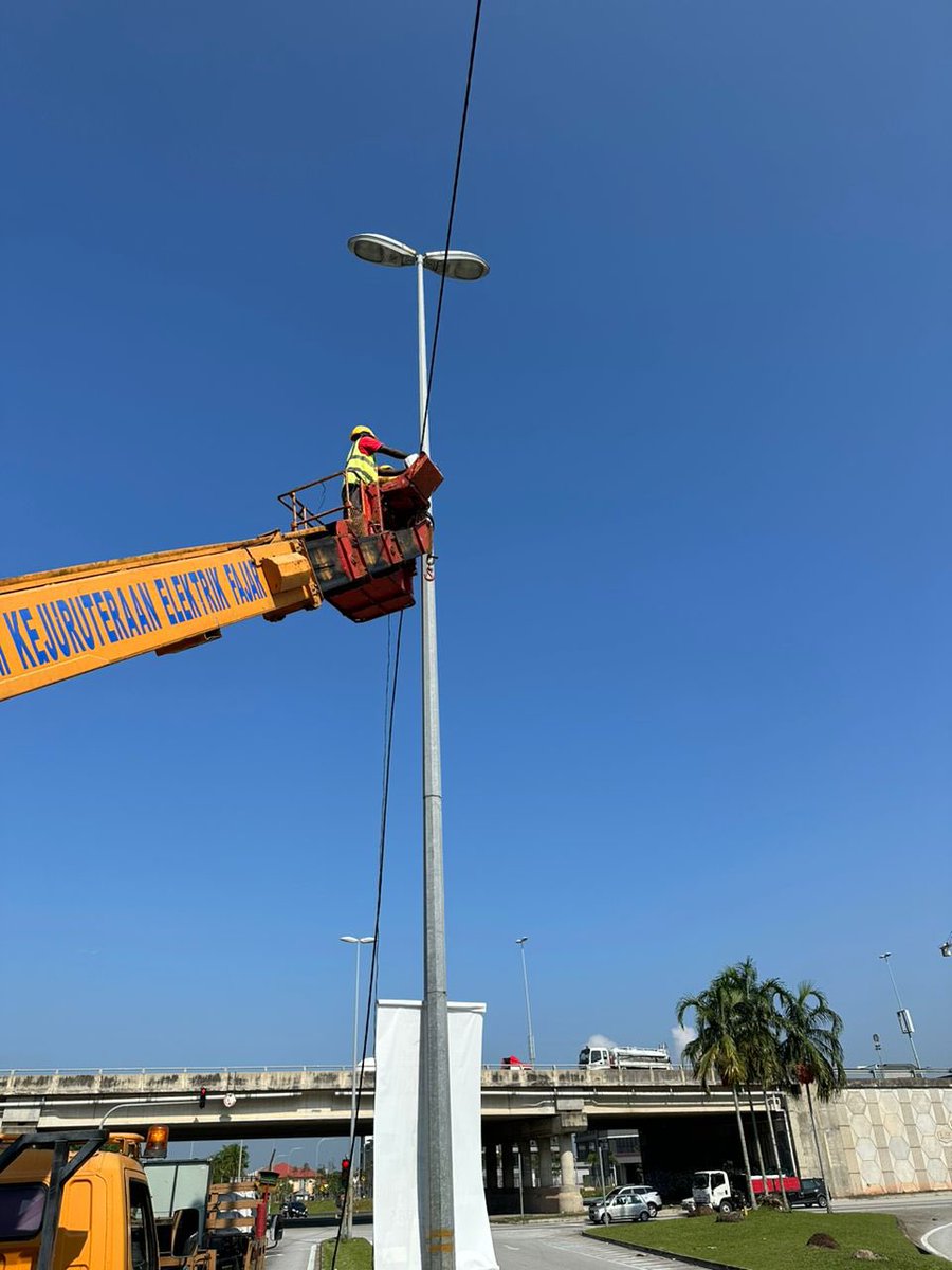 Kerja-kerja pembaikan lampu jalan di persimpangan Kota Warisan sedang giat di jalankan.
@MOWorks 
<a href="/JKRSelangor/">JKR Selangor</a>