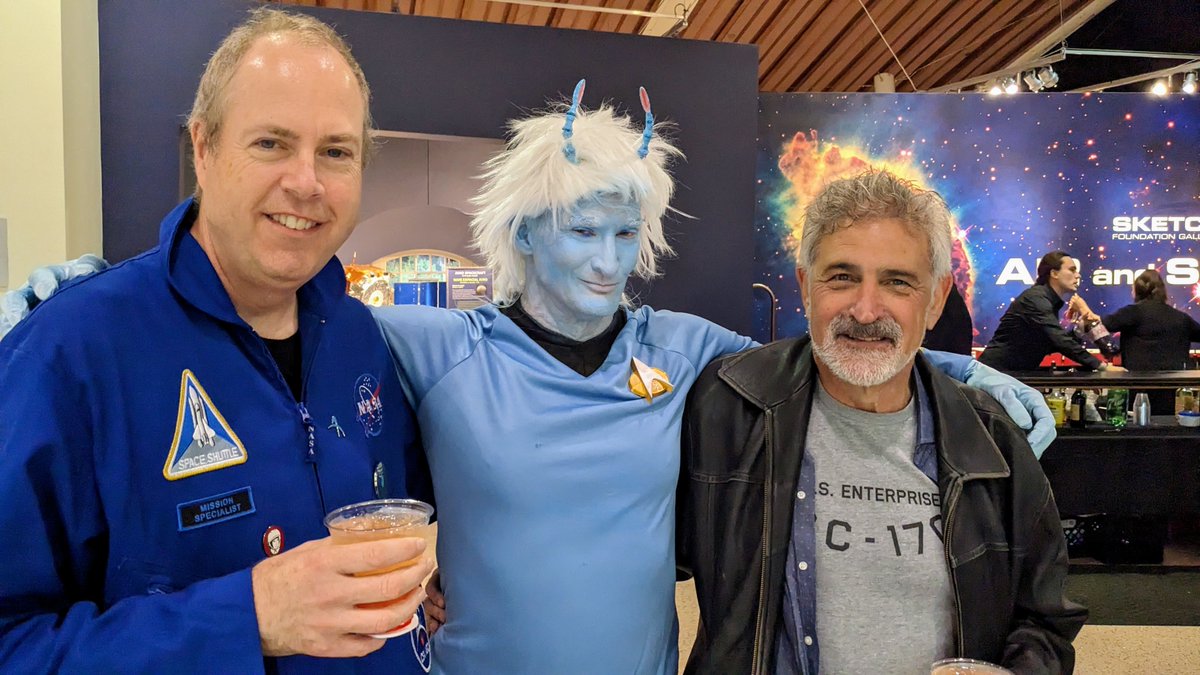 jaydiamond's tweet photo. Many of the celebrities that I met at #YurisNight were because of my good friend Brian Hart @Zaphod900, who volunteered and spent a bunch of time schmoozing with every astronaut, scientist, and Sci-Fi actor at the California Science Center.
What an evening we had. #yurisnightla https://t.co/ELTznGVVIV