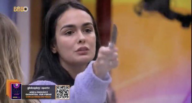 cintilantinha's tweet photo. A larissa discutindo com o Black com uma FACA na MÃO e apontando pra ele!!! imagine se fosse o black fazendo isso, já teriam chamado de agressivo, violento e machista #bbb23 #foralarissa #foraaline #ficablack https://t.co/gmc6wpThfw