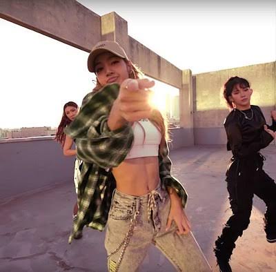 J_snow20's tweet photo. @TheKlayEnt รุ่นพี่+รุ่นน้อง มาทำเพลงด้วยกันแล้ว สุดยอด!!
#TAEYANGxLISA #BLACKPIBK #BIGBANG #TheKlayEnt #TAEYANG #LISA #LALISA https://t.co/iSFrSESDpE