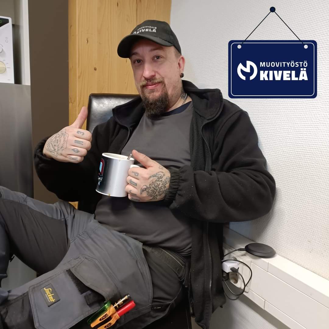 Muovityosto's tweet photo. "Muut tekee mitä osaa, Jari tekee mitä tarvitaan." Esittelyä tulossa myöhemmin,pysyhän kuulolla 😎
#hyvääviikonloppua #muovityöstökivelä #taivummetahtoosi #Tampere #esittely #henkilökunta #huhtikuu #tulossapian https://t.co/P5pQXLqJoj