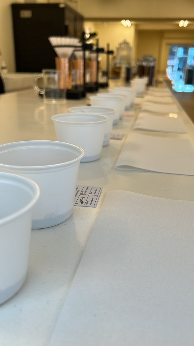Aruku coffee &amp; gallery にて
パブリックカッピングを開催中！