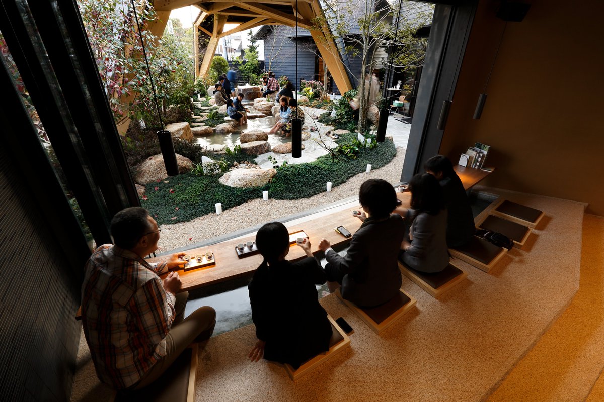 venayamaguchi's tweet photo. Para rematar un día de turismo, en la cafetería "Kitsune no ashiato", en Yuda Onsen, puedes merendar o probar los sakes más populares de Yamaguchi ¡mientras sumerges las piernas en agua de manantial!  
Es muuy relajante ir a echar un rato de charleta mientras te pones a remojo😁 https://t.co/0ObCehC76p