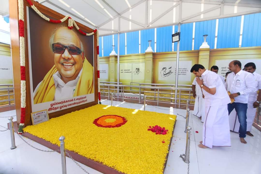 V_Senthilbalaji's tweet photo. மாண்புமிகு தமிழ்நாடு முதலமைச்சர் தளபதி @mkstalin அவர்களின் நல்லாசிகளிடன், சட்டப்பேரவையில் இன்று மின்சாரத் துறை மீதான மானிய கோரிக்கை தாக்கல் செய்யும் முன் முத்தமிழ் அறிஞர் டாக்டர் #கலைஞர் அவர்கள் நினைவிடத்தில் மலர்தூவி மரியாதை செலுத்திய போது.. https://t.co/Z7h3JmXlAT