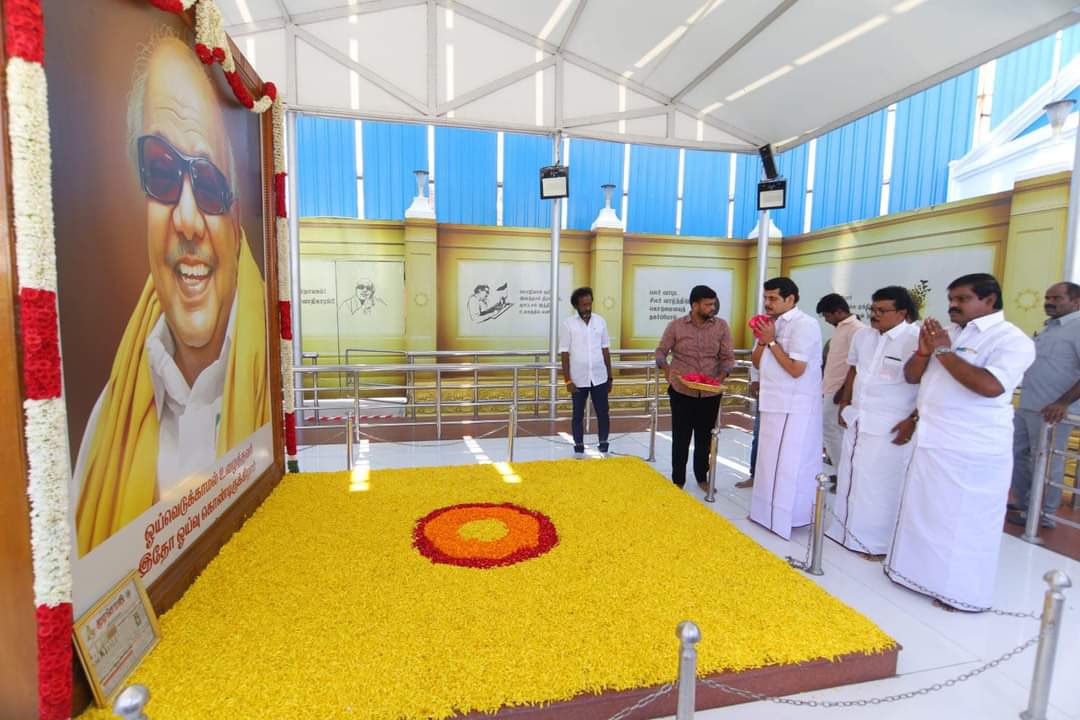 V_Senthilbalaji's tweet photo. மாண்புமிகு தமிழ்நாடு முதலமைச்சர் தளபதி @mkstalin அவர்களின் நல்லாசிகளிடன், சட்டப்பேரவையில் இன்று மின்சாரத் துறை மீதான மானிய கோரிக்கை தாக்கல் செய்யும் முன் முத்தமிழ் அறிஞர் டாக்டர் #கலைஞர் அவர்கள் நினைவிடத்தில் மலர்தூவி மரியாதை செலுத்திய போது.. https://t.co/Z7h3JmXlAT
