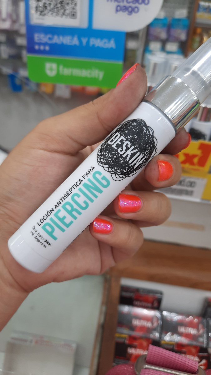 PiercingbyJuliZ's tweet photo. NO compren este spray para cuidar sus piercings!! Contiene alcohol 🫣❌️ entre otros componentes poco favorables para su correcto cuidado. Lo mejor es siempre solución fisiológica estéril. 
Rt para salvarle la perfo a tu amigui 🔃 cualquier duda, me contactan por ig! https://t.co/WwfGrgCNMU