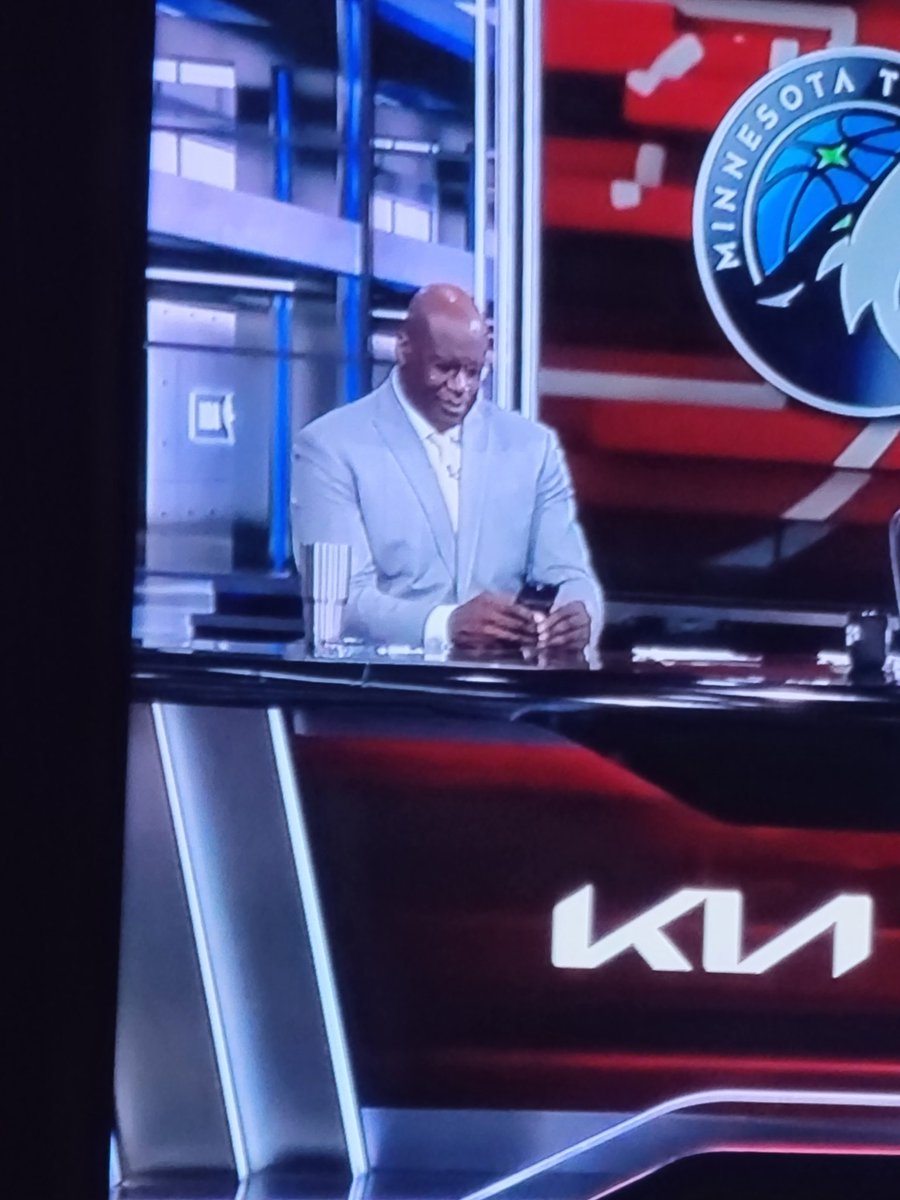 thomasf85's tweet photo. Shaq looking to see if that is really a word @NBAonTNT https://t.co/Ysl7nA9OSp