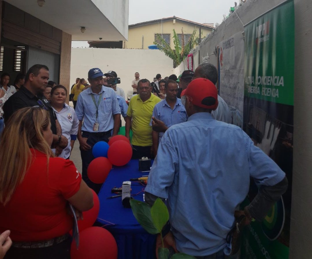 CorpoelecInfo's tweet photo. ⚡ ℙ𝕠𝕣𝕥𝕦𝕘𝕦𝕖𝕤𝕒

Trabajadores de #Corpoelec participaron en la exposición de Proyectos Socioproductivos, a través del Sistema Nacional de Formación y Autoformación de la Clase Obrera en el estado #Portuguesa. https://t.co/3Czcb4A4Zd