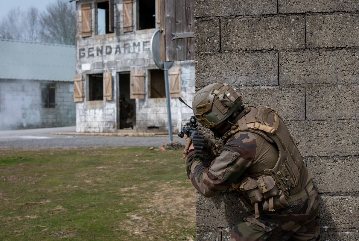 SaintCyrCoet's tweet image. [ Manœuvre tactique avec le @1erRCP et la #13DBLE ]
Savoir mener une méthode d’élaboration et diffusion des ordres tactiques, conduire ses hommes au combat.
À la tête de soldats aguerris, les SLT de l'EMAC sont évalués sur leur capacité à commander une section.
#FiersDeNosSoldats