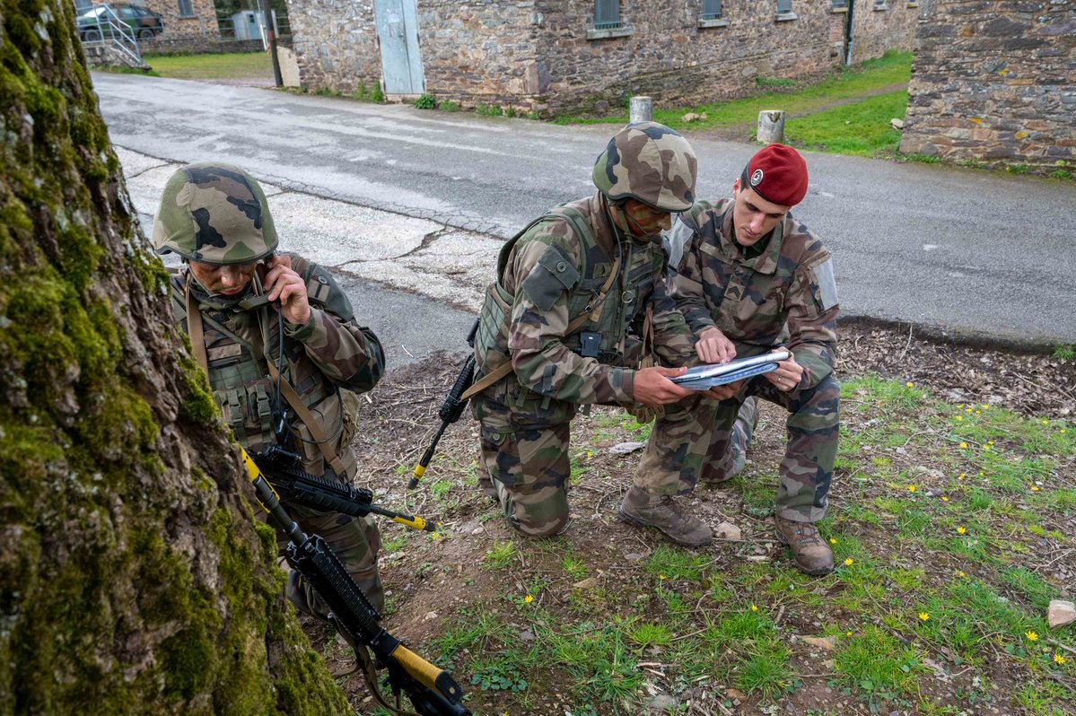 SaintCyrCoet's tweet image. [ Manœuvre tactique avec le @1erRCP et la #13DBLE ]
Savoir mener une méthode d’élaboration et diffusion des ordres tactiques, conduire ses hommes au combat.
À la tête de soldats aguerris, les SLT de l'EMAC sont évalués sur leur capacité à commander une section.
#FiersDeNosSoldats