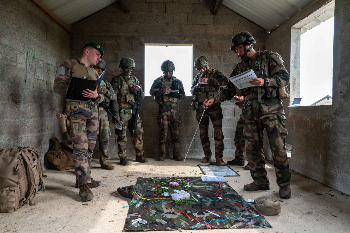 SaintCyrCoet's tweet image. [ Manœuvre tactique avec le @1erRCP et la #13DBLE ]
Savoir mener une méthode d’élaboration et diffusion des ordres tactiques, conduire ses hommes au combat.
À la tête de soldats aguerris, les SLT de l'EMAC sont évalués sur leur capacité à commander une section.
#FiersDeNosSoldats