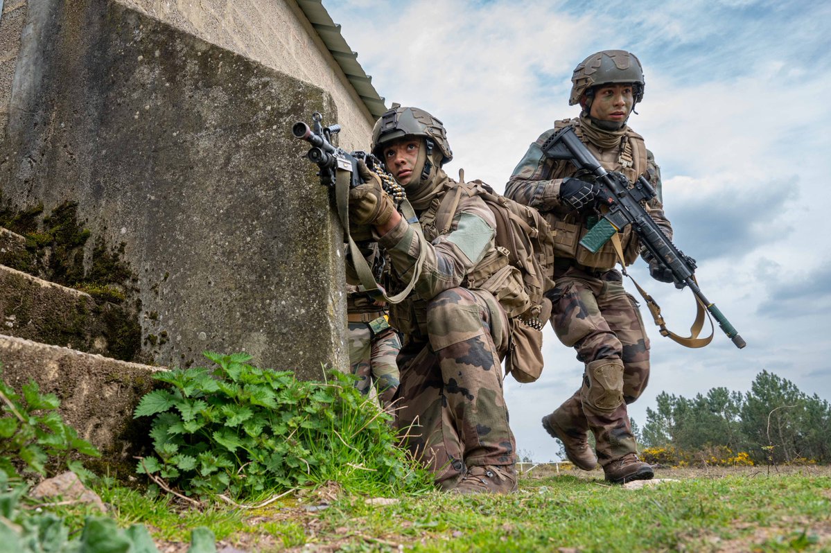 SaintCyrCoet's tweet image. [ Manœuvre tactique avec le @1erRCP et la #13DBLE ]
Savoir mener une méthode d’élaboration et diffusion des ordres tactiques, conduire ses hommes au combat.
À la tête de soldats aguerris, les SLT de l'EMAC sont évalués sur leur capacité à commander une section.
#FiersDeNosSoldats