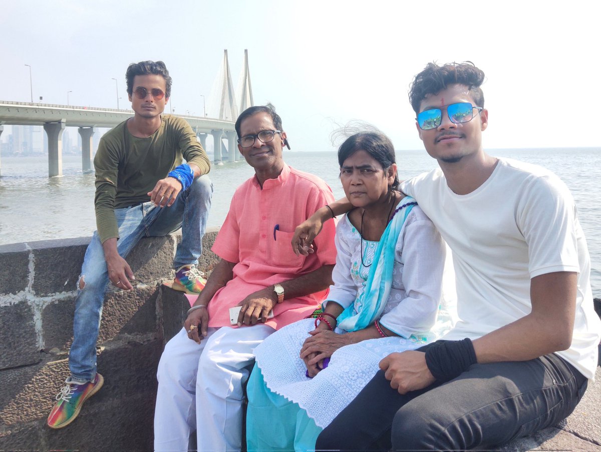 ModlerVicky1995's tweet photo. भगवान करे वो पल कभी खत्म न हो, जिसमें मेरे माँ-बाप मुस्कुरा रहे हों.🙌 #ModlerVicky 🥀💖🌊
@ModlerNick 🥀🏠

https://t.co/L4wTipw5Qa

#familytime #bandraworlisealink #bandstand #bandstandmumbai #bandra #mumbai #maharashtra  #beachvibes #mumbaimerijaan #jharkhand #dhanbad #jharia https://t.co/CCJVJ210Ui