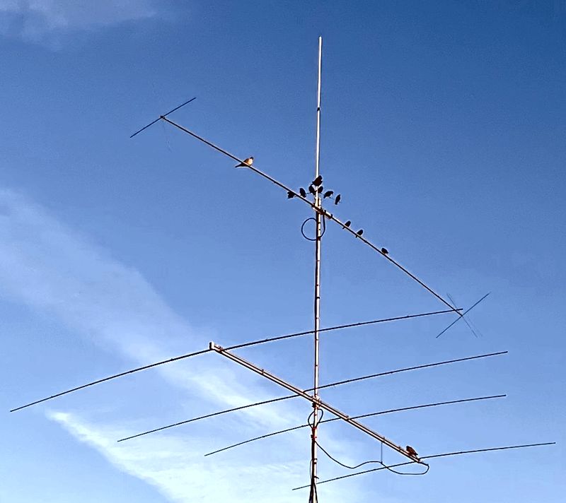 my BOLPA 4 - 4el Log periodic covering 21-30MHz and my reduced sized 20m rotating dipole above it #hamr #hamradio #antennas #amateurradio